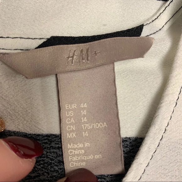 H&M size 14 back/cream striped top perfect for vacation or casual wear - Picture 7 of 9